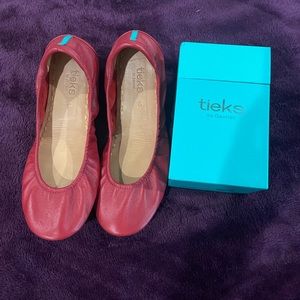 Cardinal red Tieks